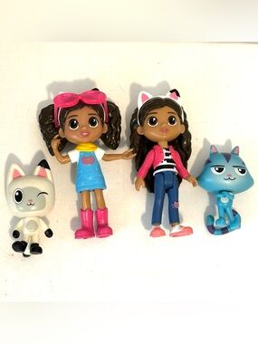Gabby’s Dollhouse Mini Fashion Doll & Pet Playset in Pink and Blue